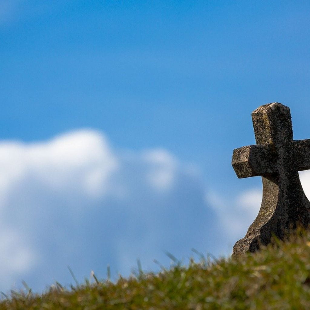 grave with cross