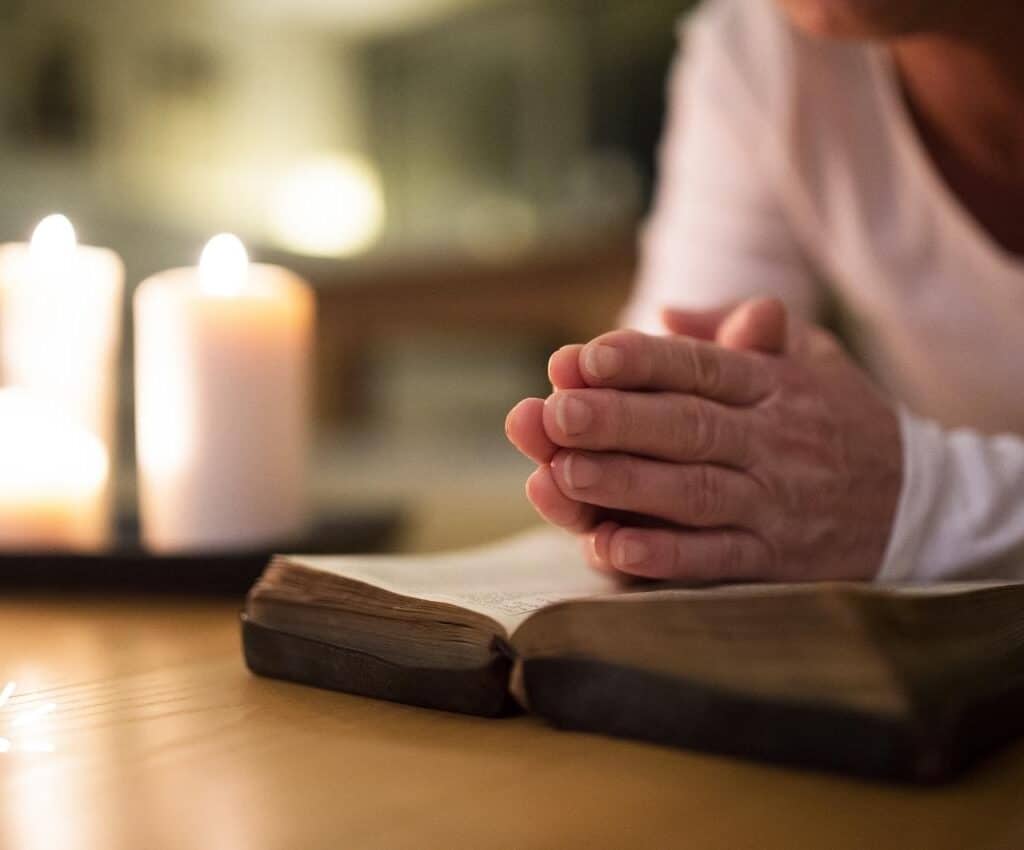 Christian Praying and Reading Bible