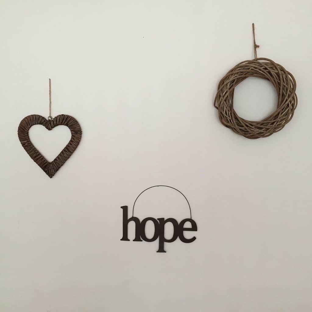 Wall With Hope Sign Decor