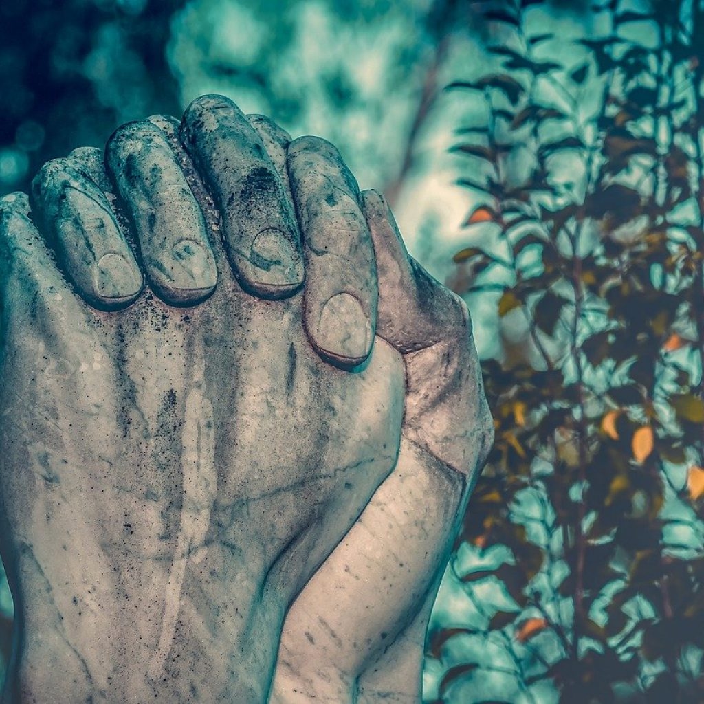 praying hands statue