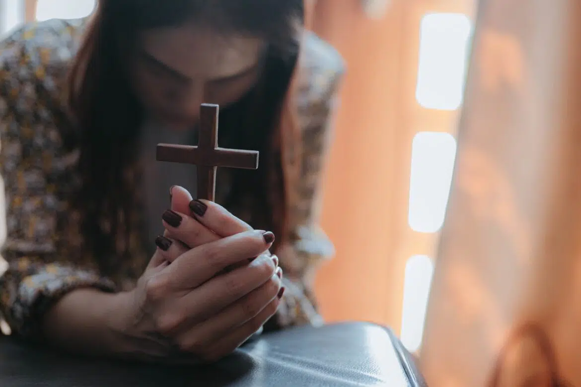 A woman praying for forgiveness